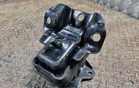 Cadillac Escalade Engine mount bracket