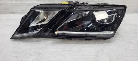 Skoda Octavia Mk3 (5E) Headlight/headlamp 5E1941015D 030110423100 LE15A6369