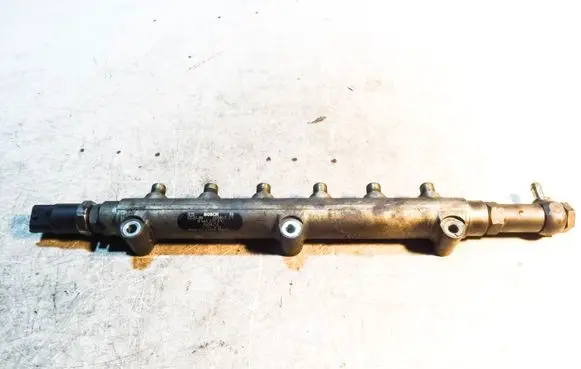 Volvo V70 Fuel main line pipe 0445215010 0281002527