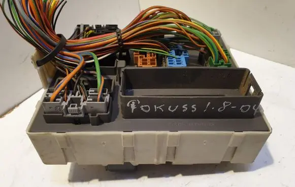 Ford Focus Fuse module 518273404 2M5T14A073BE