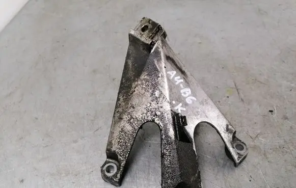 Audi A4 S4 B6 8E 8H Engine mounting bracket 8E0199307F
