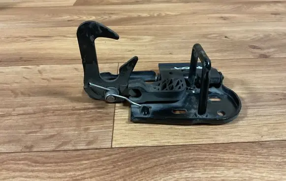Volkswagen PASSAT B6 Engine bonnet/hood lock/latch loop/hook 3C0823480