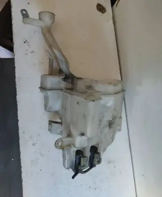 Suzuki Grand Vitara II Windshield washer fluid reservoir/tank