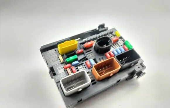 Citroen Berlingo Fuse module 9807028880
