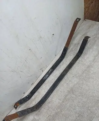 Fuel tank mounting bracket