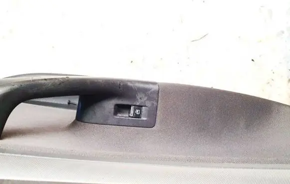 Volkswagen Golf V Electric window control switch