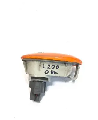 Mitsubishi L200 Front fender indicator light E4016534 P2133