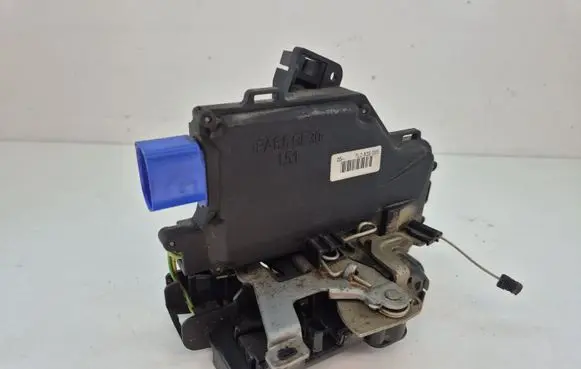 Volkswagen Golf V Rear door lock 7L0839015