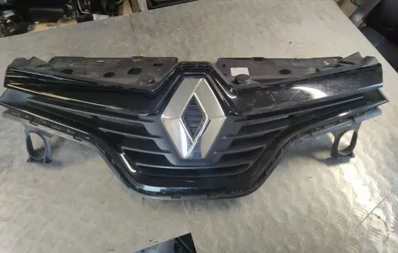 Renault Captur Front bumper upper radiator grill