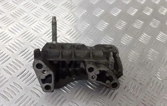 Ford Focus Engine mounting bracket