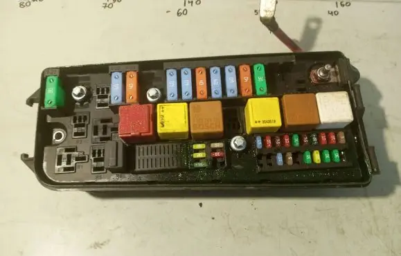 Opel Signum Fuse module 13205799