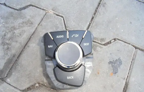 Head unit multimedia control