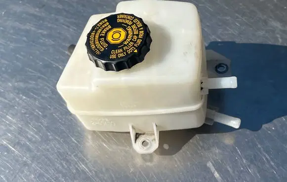 Lexus RX 450H Brake fluid reservoir 240400