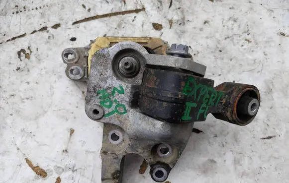 Peugeot Expert Engine mounting bracket