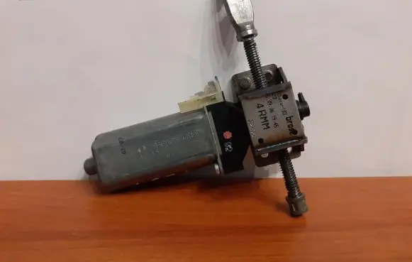 Mercedes-Benz S W221 Seat adjustment motor 907392100 0390203255