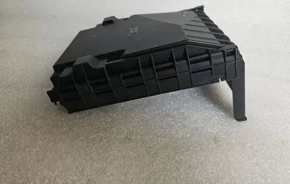 Volkswagen Touran II Fuse box cover 1K0937132F
