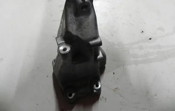 Mercedes-Benz C AMG W205 Engine mounting bracket A6512234304 VD12033