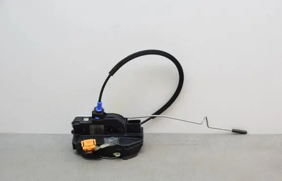 Opel Mokka Front door lock 13579522