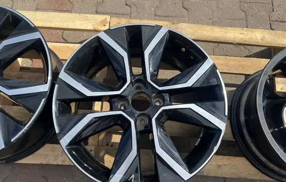 Citroen C4 III e-C4 R18 alloy rim 9833485080
