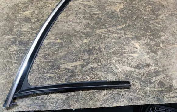 BMW 2 F46 Front door glass trim molding 7326168 7316764