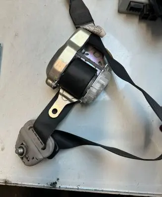 Suzuki Swift I Front seatbelt 84940-62k1