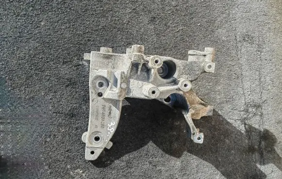 Peugeot 3008 I Engine mounting bracket 9674030280