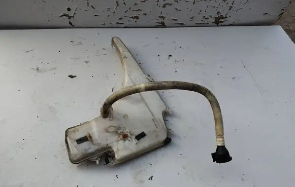 Windshield washer fluid reservoir/tank