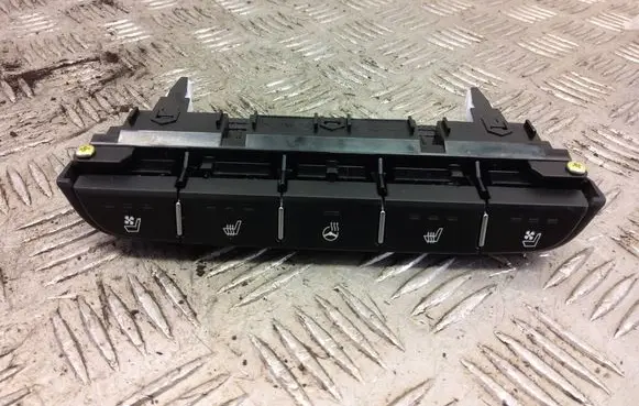 KIA Pro Cee'd III Seat heating switch 93315-J7030