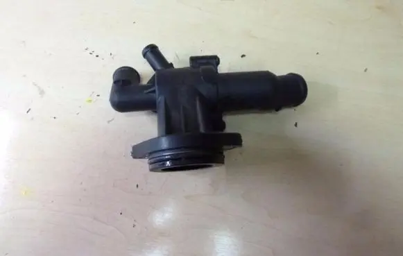 Volkswagen Polo V 6R Thermostat housing 03P121111D VD2070