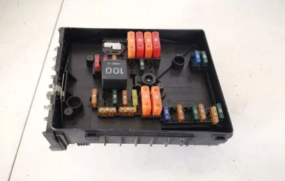 Volkswagen Touran I Fuse box set 1k0937125