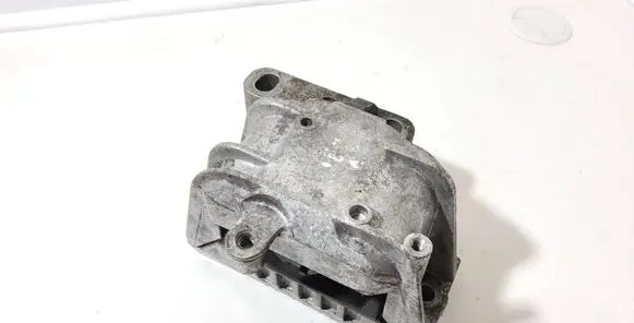 Engine mounting bracket