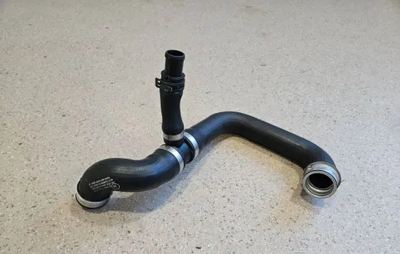 Mercedes-Benz C AMG W204 Engine coolant pipe/hose A2045000475