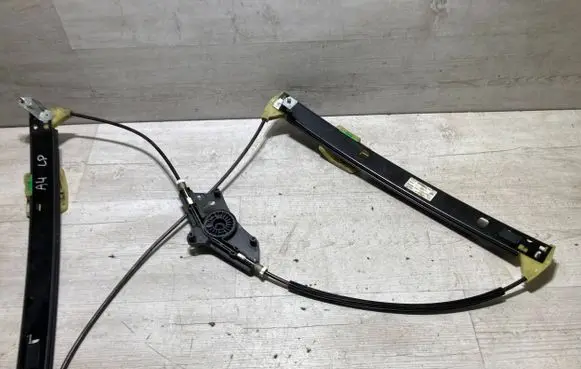 Front window lifting mechanism without motor