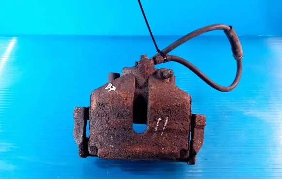 Volkswagen PASSAT B7 Front brake caliper 581V4