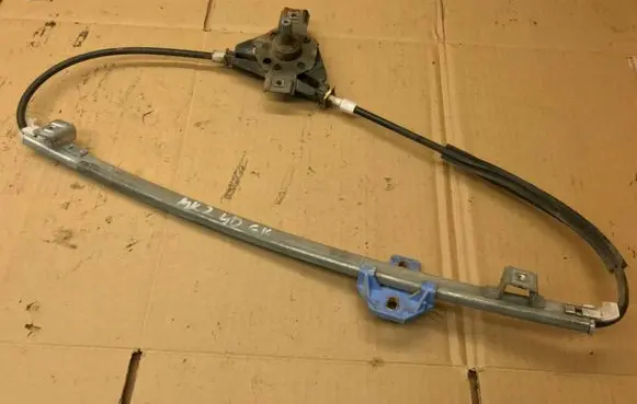 Rear door manual window regulator