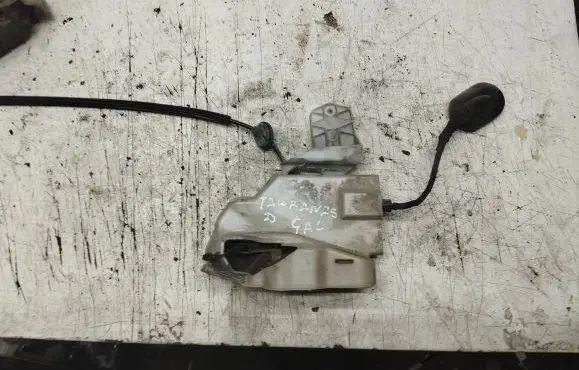 Volkswagen Touran I Rear door lock loop/hook striker 