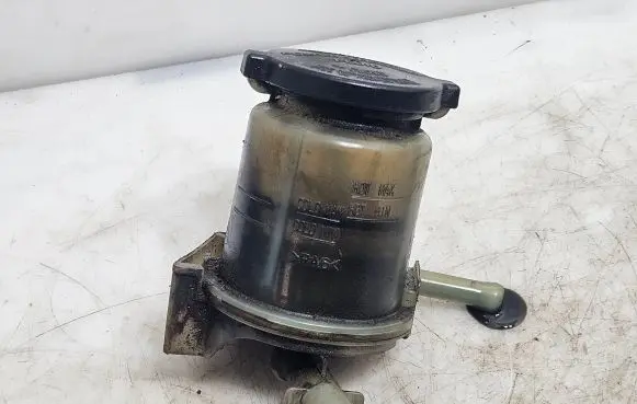 Toyota Avensis T250 Power steering fluid tank/reservoir
