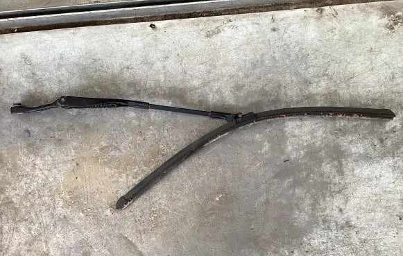 Mercedes-Benz E W211 Front wiper blade arm