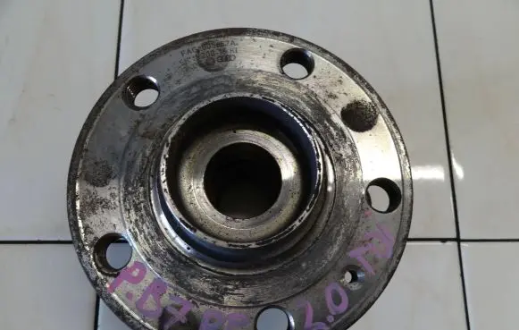 Volkswagen PASSAT B7 Front wheel bearing hub 805657A