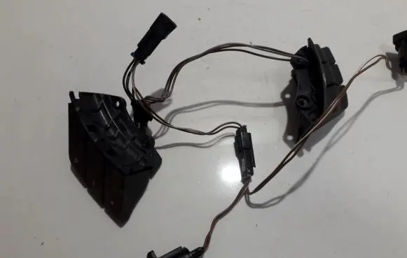 Steering wheel buttons/switches