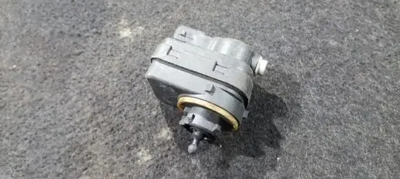 Headlight level adjustment motor