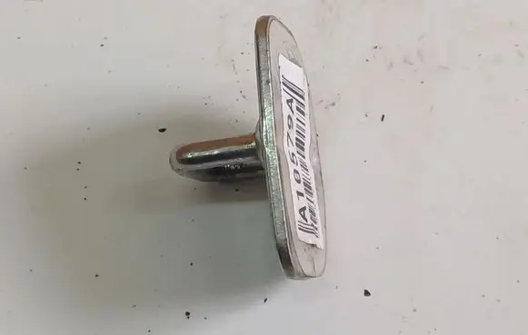 Volkswagen Golf IV Front door lock loop/hook striker 