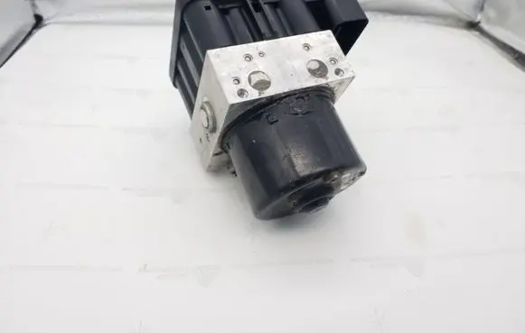 Volkswagen Jetta V ABS Pump 1K0907379Q 00005305F3 1K0614527M