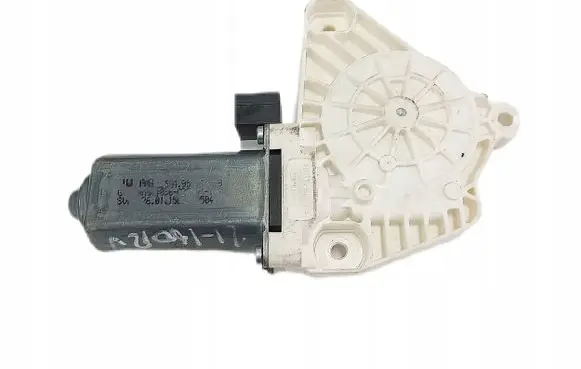 Volkswagen PASSAT B8 Front door window regulator motor 5Q4959802B