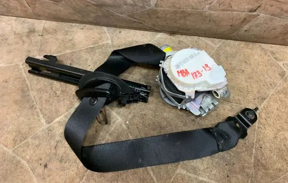 Mercedes-Benz C W204 Front seatbelt 34011578