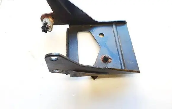 Engine mounting bracket