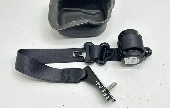 Jeep Grand Cherokee WL Rear seatbelt P6KM64TX7AA 6491504 TSY012313916