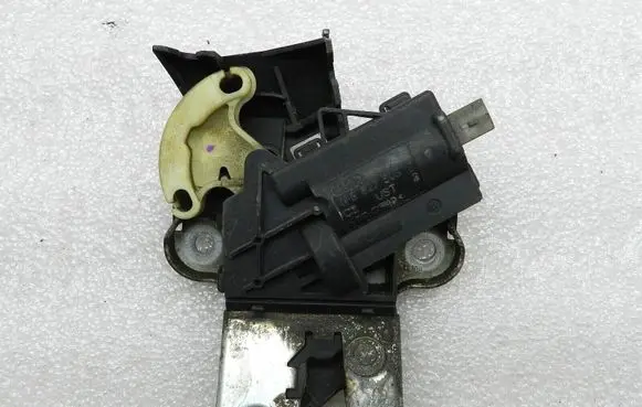 Audi A6 S6 C6 4F Tailgate/trunk/boot lock/catch/latch 4F5827505D 4F5827505