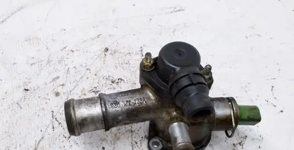 Volkswagen PASSAT B5.5 Engine coolant pipe/hose 038121133A