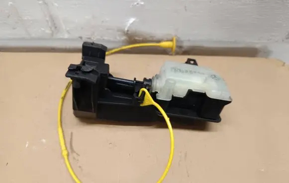 Mercedes-Benz ML W164 Fuel tank cap lock A2518200197